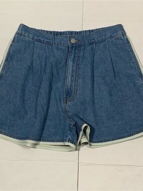 Blue Pleated Denim Shorts with Contrast Trim size M